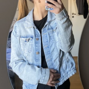 Jeansjacka - en ljusblå jeansjacka från H&M i bra skick💕den är i stl 164 men sitter som en XS/S beroende på hur man vill att den ska sitta