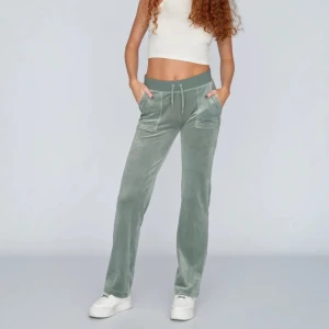 Juicy Couture byxor  - Fina byxor från Juicy Couture i färgen chinos green som tyvärr inte kommer till användning längre. Köptes nya för 1200kr för några månader sen och är precis som nya!💚