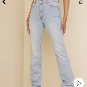 Ett par jätte snygga ljusblåa straight jeans från Nelly i storlek 36. Helt nya med dig etticket kvar, endast testat. Säljer pågrund av för små och min retur gick ut. Nypris 649kr, säljer för 500kr.
