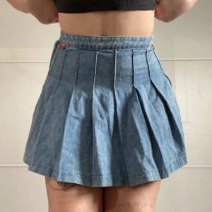 Denimkjol - Säljer denna tenniskjol i denim från H&M då den är lite för liten för mig (därav bara en bild, mannen jag kunde inte andas) den är stl. 38 men den har ingen stretch så skulle tro att den passar 36 också :) nypris ligger på 249kr