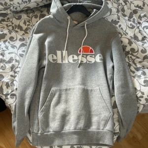 Ellesse Hoodie  - Ellesse Hoodie i väldigt bra skick, använd några gånger. Storlek 36 