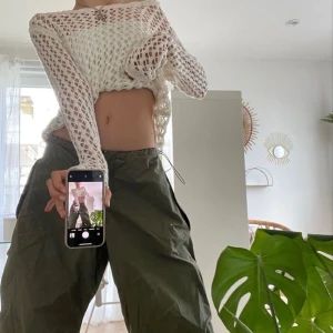 MILITÄRGRÖNA PARACHUTE BYXOR - Hallåj! Säljer dessa gröna parachute pants från Bershka! Storlek 34/xs men de är ju givetvis baggy & har dessutom resår nere & vid midjan så passar ju olika storlekar! Snygga fickor o najs detaljer. Lappen kvar, kan inte returnera! 100%nyskick! Nypris=399