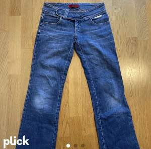  Säljer dessa jeans som är bootcut med hjärtformade fickor passar ng som är 151-165 tryck ej på köp nu 💕 jag står inte för postslarv