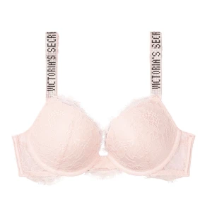Victorias secret bh shine strap - Säljer min jätte fina shine strap bh eftersom att den inte kommer till andvändning längre. Saknar nån enstaka diamant i ett hörn men de är inget som syns. Den är andvänd ca 3-4 gånger och är i väldigt bra sick. Ny pris ca 1000 kr. Står ej för spårbar frak