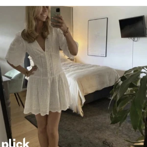 Vit klänning - Säljer denna super fina klänningen ifrån zara som är perfekt till skolavslutning, student eller bara en perfekt sommarklänning. Köpt för 700, pris kan diskuteras🫶🏻