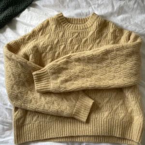 Stickad tröja - Super fin stickad tröja som tyvärr inte kommer till användning..☀️ perfekt till sena sommarkvällar🤍 svårt att fånga färgen men den är mer åt ljusgult (mest lik verkliga färgen på bild 2)skriv för mer frågor eller bilder etc💛 nypris 700kr