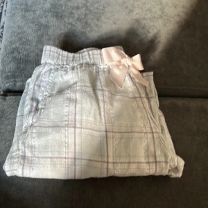 Mjukis byxor - Superfina mjukisbyxor från Kappahl säljer då den är för små för mig. Storlek 146-152 passar som xs också