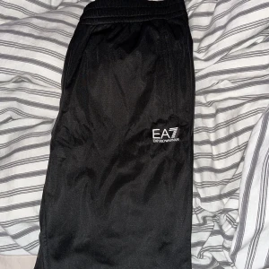 Ea7 mjukisbyxor helt nya  - Helt nya,Aldrig använda så skick är som helt sprillans nya. Storlek : M