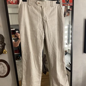 Chinos - Chinos i linne. Kan skickas mot frakt eller mötas upp i Falun.💕