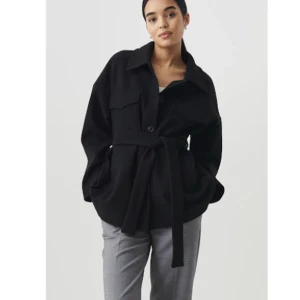 kappa  - säljer nu min super fina svarta kappa från gina! köpte för ett tag sen men sällan använt då jag inte tycker den passar min kroppsform! nypris 599 och säljer för 350💗. kom privat vid frågor eller privata bilder!💗 tryck inte på köp nu!