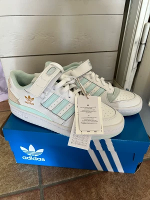 Adidas forum low - Helt nya Adidas forum low sneakers i stl 38 2/3 500kr  