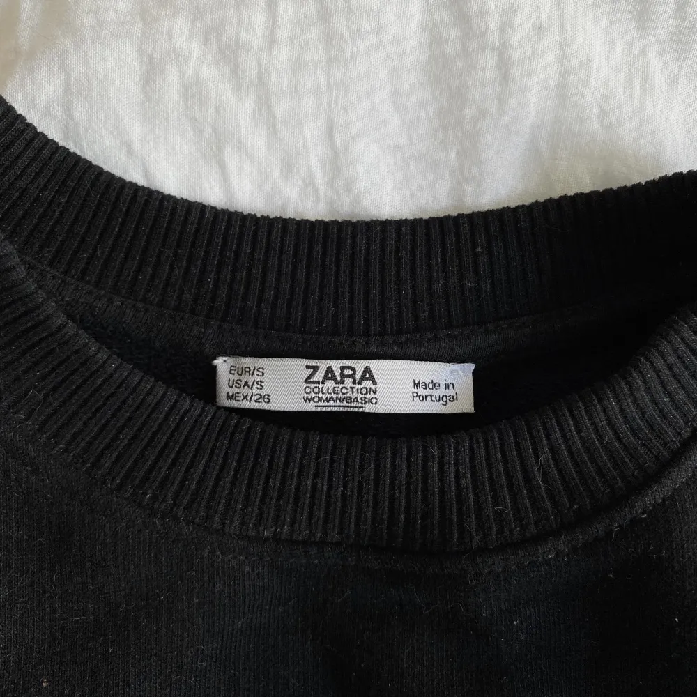 Supersnygg croppad tröja från Zara! Köpt från Sellpy men den kommer tyvärr inte till användning.. Tröjor & Koftor.