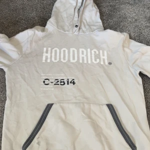 Hoodrich  - Säljer denna hoodrich hoodie (stl M). Köptes förra juni för 500kr. Har använt flera gånger förut men används inte längre. Den är i bra skick förutom att det finns några fläckar vid framfickan.  Skriv privat för mer bilder.