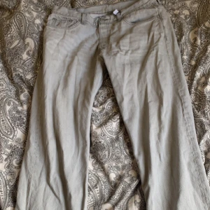 Grå jeans ifrån Weekday   - Jeansen är skick 10/10 knappt använda därför dom säljs, köpta i somras och är i en straight modell. 