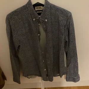 Skjorta - Blommig skjorta från East west. Slim