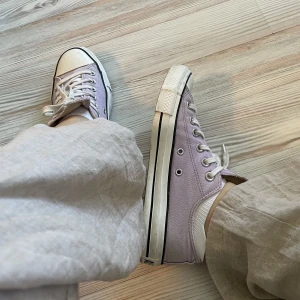 Lila converse  - Ljuslila converse, lite fläckar men annars i bra skick!
