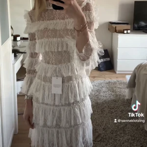 By malina student klänning - HELT NY, Super fin studentklänning/sommarklänning från By malina i stl XS som inte går att köpa längre. Helt ny med lappen kvar! Säljer för att retur-tiden har gått ut tyvärr 😢😅❤️Köpter för 2500🥰