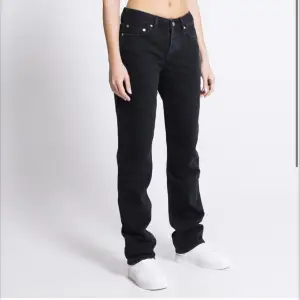 Super fina jeans från lager 157 köpta för ungefär 2 månader sen. Storlek XS och säljer då de är lite för stora för mig. Nypris 400kr, säljer för 300kr.