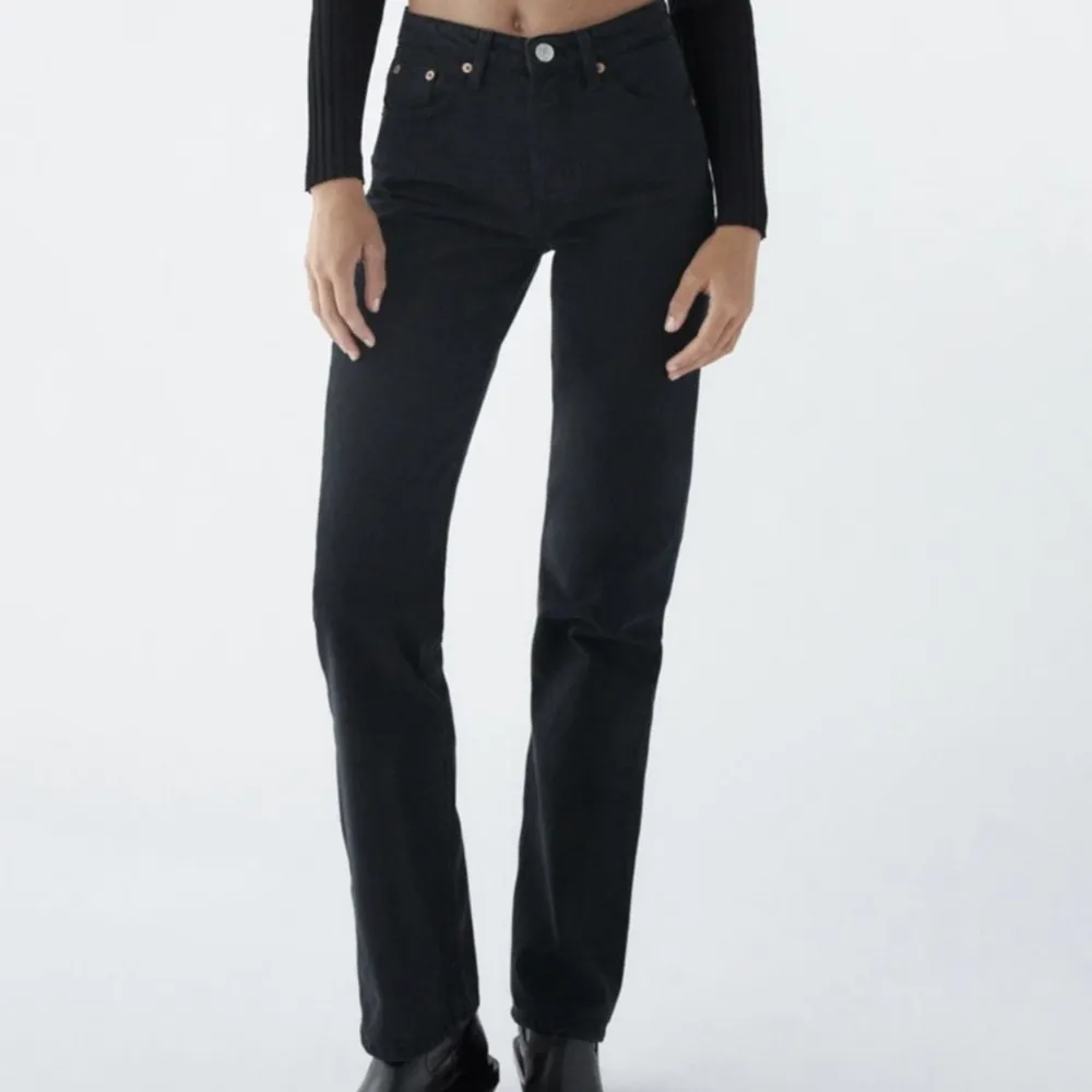 Svarta jeans från zara, sparsamt använda. 💖finns inte kvar på hemsidan!!. Jeans & Byxor.
