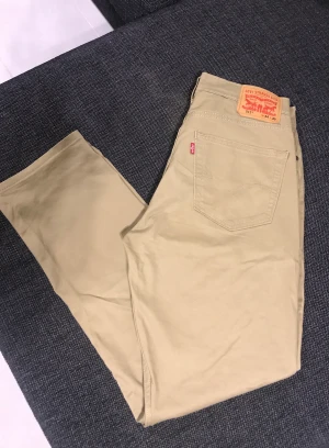 Levi’s Jeans straight leg  - Levi’s original 511 straight leg, perfekta för sommaren.  De är i nyskick, endast använt en gång.  Storlek: 34/30. 