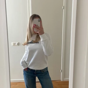 J.Lindeberg sweatshirt  - Säljer min vita j.Lindberg sweatshirt. Super skön och jättesnygg men kommer tyvärr inte till användning längre. Nästan i nyskick<3