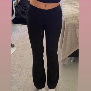 Lågmidjade Kostymbyxor - Snygga lågmidjade kostymbyxor, bra matrial och sköna.  Jag är 175 och de är bra längd på mig. Säljer pga för små, dem är i M men passar både S-M. Skriv om ni är intresserade💗💗