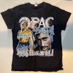 2pac t-shirt  - Köparen står för frakten