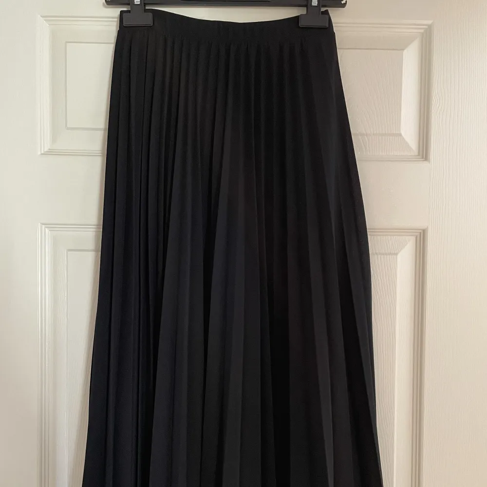 Lång plisserad kjol från H&M svart . Kjolar.