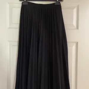 Lång plisserad kjol från H&M svart 