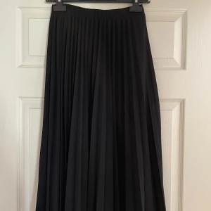 Långkjol   - Lång plisserad kjol från H&M svart 