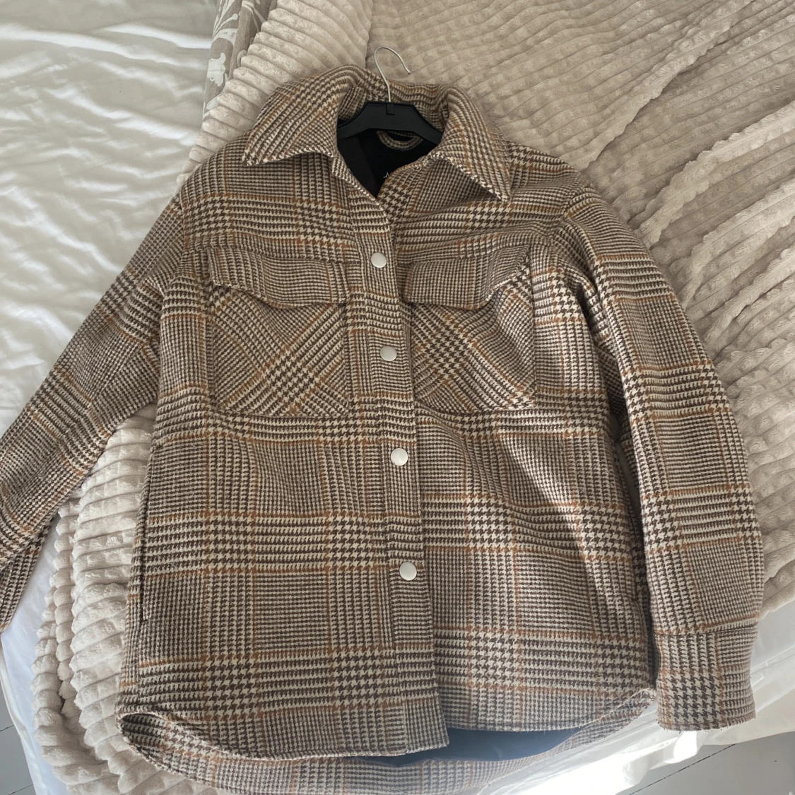 Beigemönstrad kappa