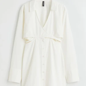 Klänning - Säljer denna klänning från H&M, den är endast testad ( prislapp kvar ) Köpte dem för 249kr 💕  