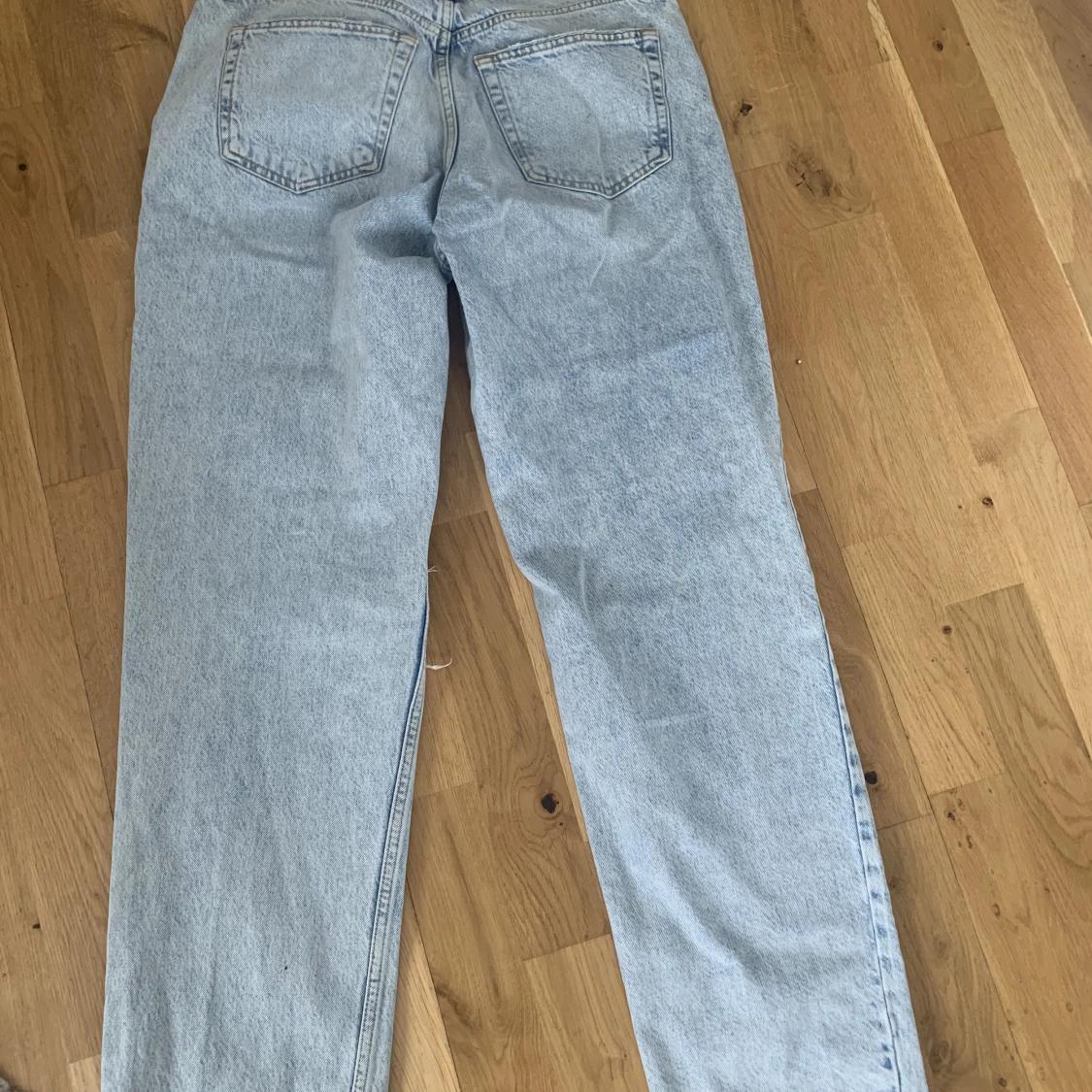 Lågmidjade byxor med hål i knäna  - 90