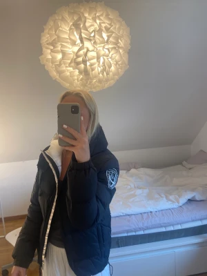 Dbrand jacka - Nästan helt oanvänd jacka från Dbrand. Säljer för att den inte kommer till användning längre. Storlek M men lite liten i storleken. Skriv för fler bilder