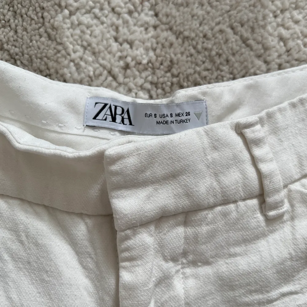 Raka långa linnebyxor från Zara. Stl S. Passar dig som är ca 165-170.. Jeans & Byxor.