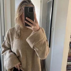 Stickad tröja  - Stickad tröja ifrån Ginatricot. Storlek L.