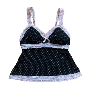 y2k spets linne - spets linne med justerbara band som jag har sytt om från en klänning. Har paddering så man kan ha utan bh men även ta ut. Köparen står för frakt. Använd gärna ”köp nu” 💓