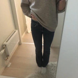 Lågmidjade zara jeans - Säljer nästan helt nya zara bootcut jeans. Super fint skick. Jag är 164cm och dom passar mig perfekt. Köp direkt för 200. Storlek 32 men dom är väldigt stretchiga❤️❤️