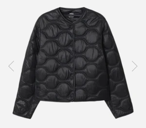 Mango jacka - Säljer min mango jacka då jag har tröttnat på den och vill köpa en annan💓 ny pris var 700kr och den är i ny skick den har använd ett fåtal gånger❣️Kan diskutera pris !!