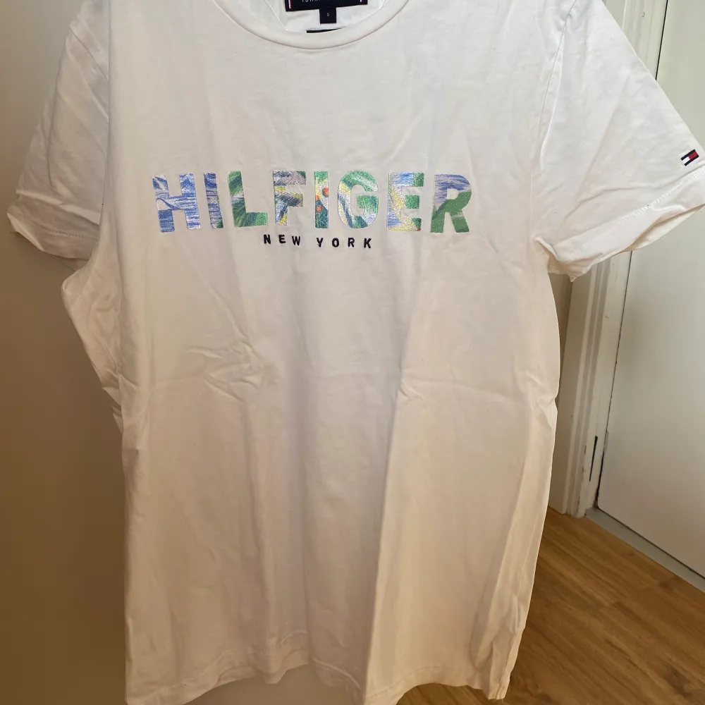 Vit somrig Hilfiger T-shirt som är för lite för mig. Cond 8/10. T-shirts.