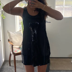 Paljettklänning  - Svart klänning i paljett. Från Outfitters Nation i storlek M. Snygg och i bra skick, nästan aldrig använd.