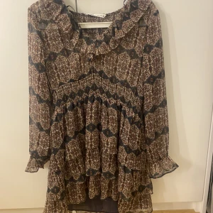 Zara klänning💕 - Säljer denna fina mönstrade zara klänning endast använd 2 gånger💕storlek L men skulle säga att den passar både M och S också!!