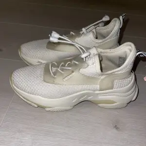 Vita sneakers från Steve Madden. Nytvättade