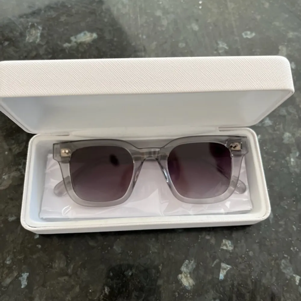 Säljer mina chimi 04 grey solglasögon. De är i grymt skick och kommer va helt perfekta till sommaren. Accessoarer.
