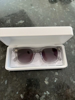 Chimi solglasögon  - Säljer mina chimi 04 grey solglasögon. De är i grymt skick och kommer va helt perfekta till sommaren