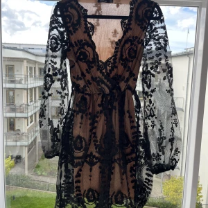 Spetklänning - Har knyte i midjan om man skulle vilja  