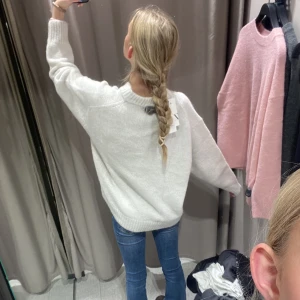 Stickad Zara tröja🤍 - Jättefin vit stickad vit oversized tröja från Zara. Jättemjuk och perfekt till sommarkvällar. Nästintill oanvänd och bra skick✨❤️