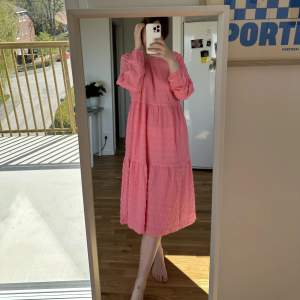 Rosa långklänning perfekt i sommar ☀️ Oanvänd från Monki, storlek S men är väldigt stor i storleken och väldigt stretchig så passar M och L