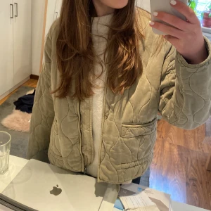 Trendig zara jacka - Säljer denna sååå sköna zara jackan som inte går att få tag på längre varken på hemsidan eller i butik! 💘 Nypris är 859 kr Storlek: XS men skulle absolut passa S och kanske M