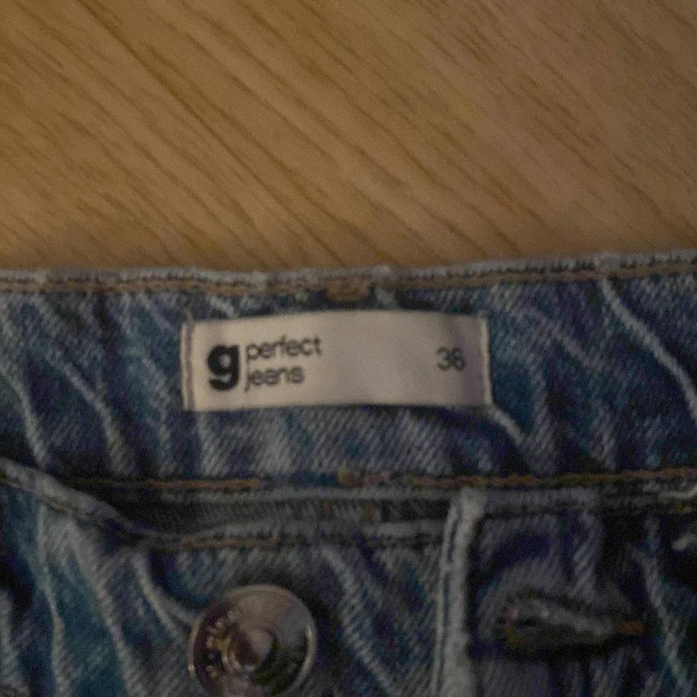 Ett par Gina Jeans som aldrig är använda utan har bara legat i min garderob och skräpat. Dem är som nya men säljer för att dem är förstora för mig, storek 36. Säljer för 150kr +frakt. Jeans & Byxor.